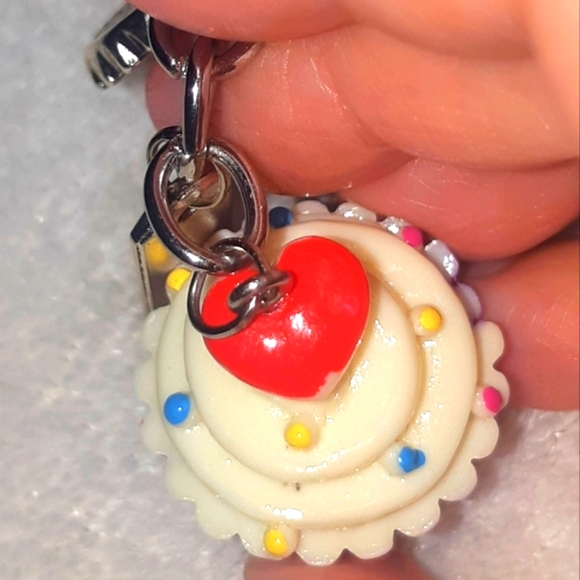 🆕️Boutique Purple Resin Cupcake 🧁 and Metal Charm Keychain/ Purse Charm - Picture 5 of 8